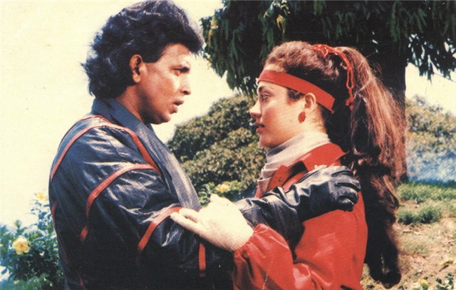 Кадры из Коммандос (1988)
