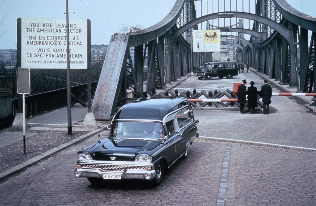 Кадры из Похороны в Берлине (1966)