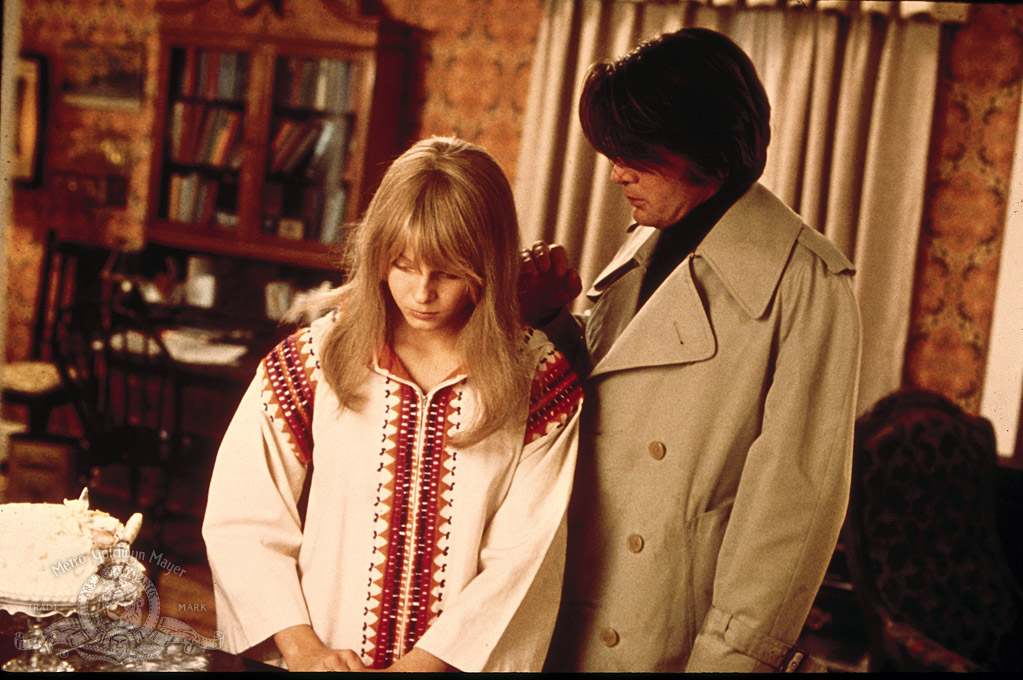 Кадры из Девочка из переулка (1976)