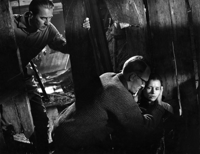 Кадры из Сквозь тёмное стекло (1961)
