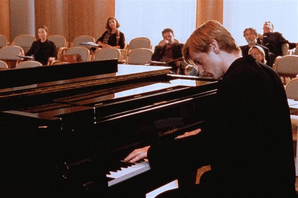 Кадры из Пианистка (2001)