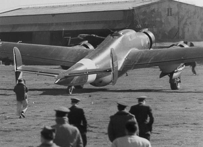 Кадры из Пилот возвращается (1942)