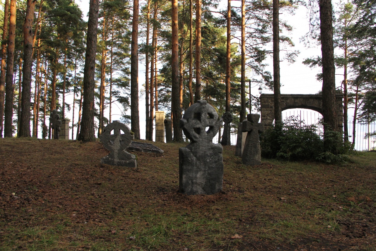 Кадры из Парень с нашего кладбища (2015)