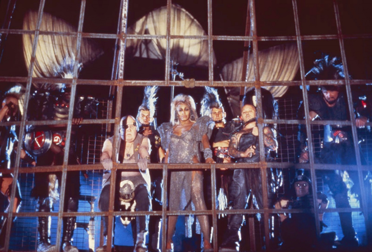 Кадры из Безумный Макс 3: Под куполом грома (1985)
