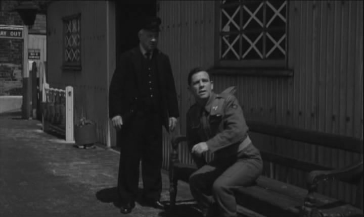 Кадры из Мистер Питкин в тылу врага (1958)