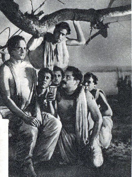 Кадры из Бирадж Баху (1954)