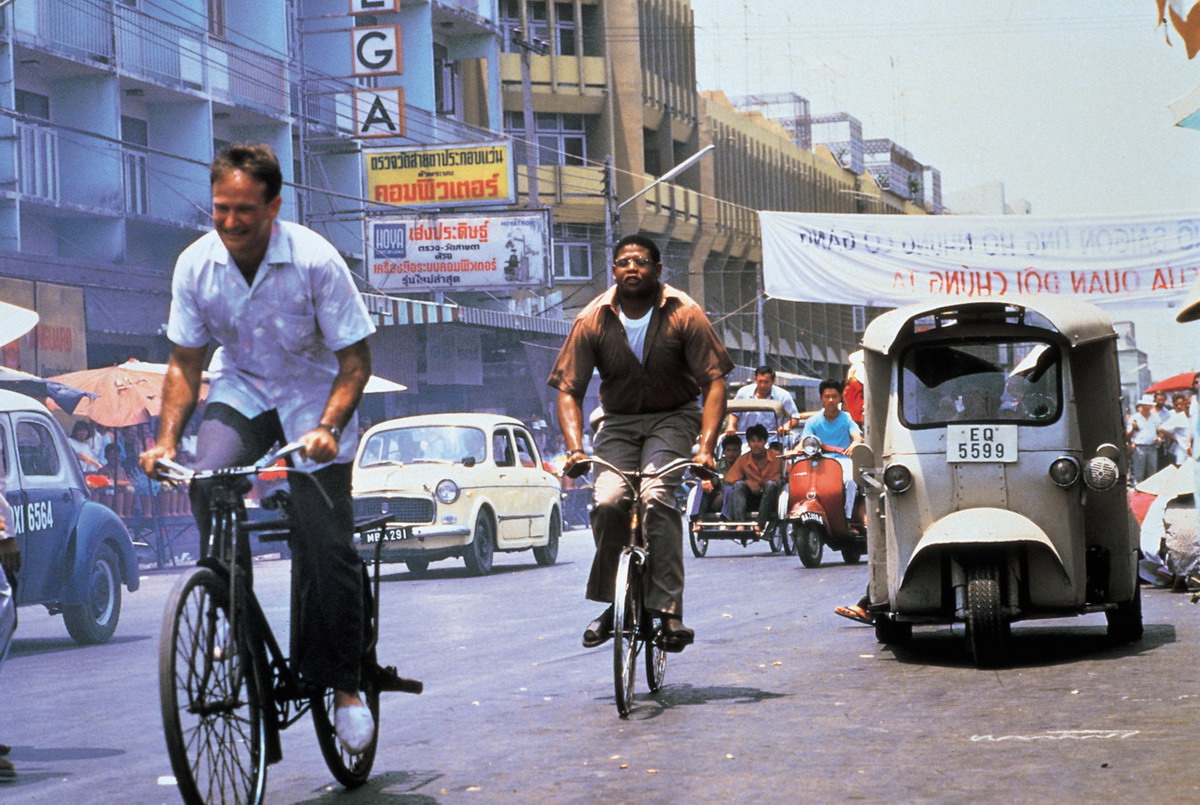 Кадры из Доброе утро, Вьетнам (1987)