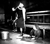 Девушка с коробкой (1927)